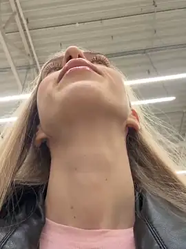 kira mia online show from December 18, 4:00 pm