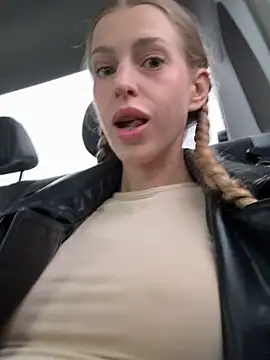 kira mia online show from April 3, 3:40 pm