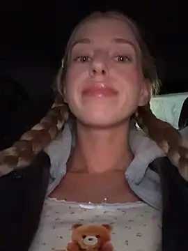 kira mia online show from March 5, 3:52 pm