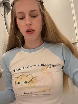kira mia online show from July 9, 4:17 pm