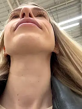 kira mia online show from December 17, 3:28 pm