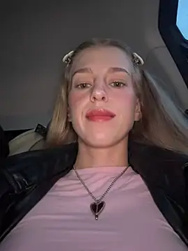 kira mia online show from April 4, 4:35 pm