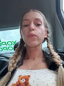 kira mia online show from March 16, 3:48 pm