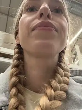 Snapshot of kira_mia chatting on November 29, 4:07 pm kira mia online show from November 29, 4:07 pm