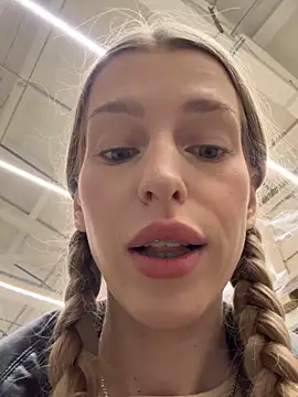 kira mia online show from December 19, 3:47 pm