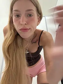 kira mia online show from April 9, 4:35 pm