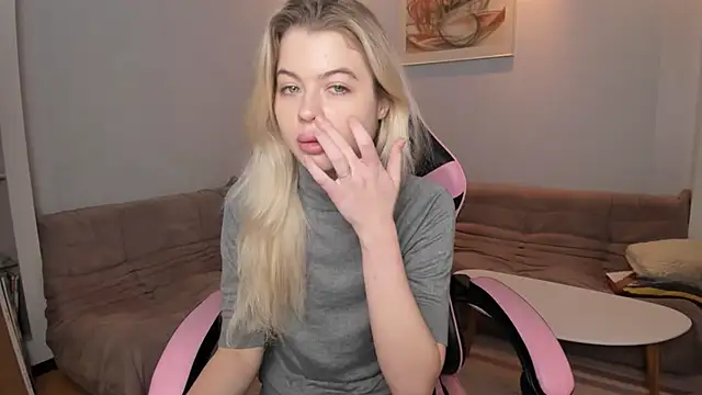 Snapshot of SofiiKiss chatting on October 19, 1:36 pm SofiiKiss online show from October 19, 1:36 pm