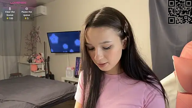 ella simons online show from November 2, 12:15 am