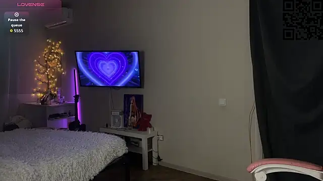 ella simons online show from December 1, 1:39 am