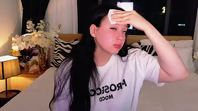 Felicia Herceg online show from November 15, 7:40 pm