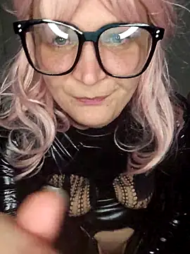 Snapshot of LunaXshade chatting on October 28, 12:59 pm LunaXshade online show from October 28, 12:59 pm