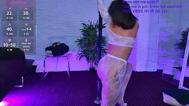 Snapshot of IvorySwan chatting on December 5, 5:39 am IvorySwan online show from December 5, 5:39 am