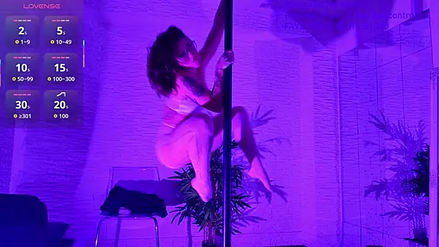 Snapshot of IvorySwan chatting on December 17, 8:14 pm IvorySwan online show from December 17, 8:14 pm