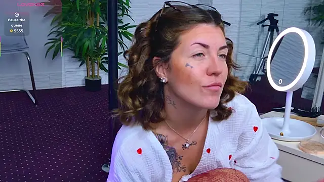 Snapshot of IvorySwan chatting on November 23, 5:39 am IvorySwan online show from November 23, 5:39 am