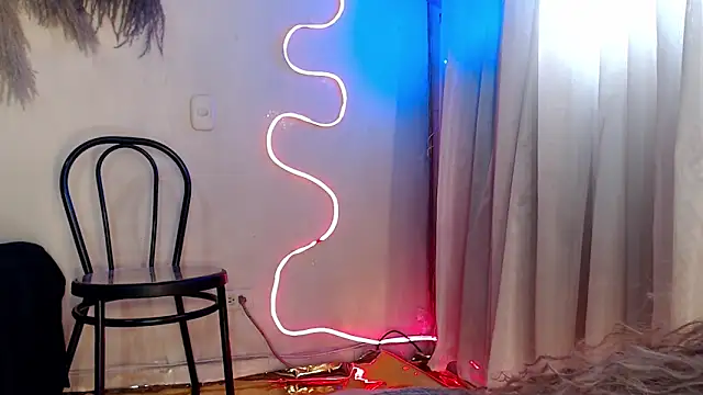 Snapshot of Alejaa__Fox chatting on February 21, 9:17 pm Alejaa Fox online show from February 21, 9:17 pm