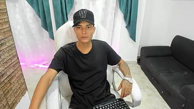 Snapshot of paul_booy chatting on October 24, 2:43 am paul booy online show from October 24, 2:43 am