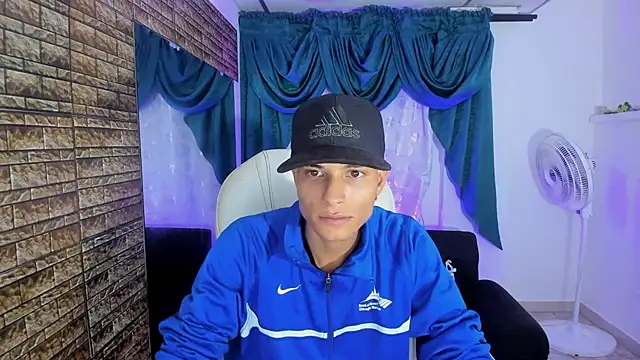 Snapshot of paul_booy chatting on November 29, 11:27 pm paul booy online show from November 29, 11:27 pm