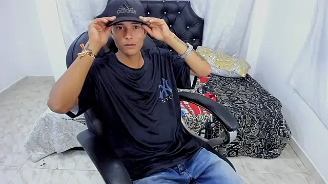 Snapshot of paul_booy chatting on October 29, 2:21 am paul booy online show from October 29, 2:21 am