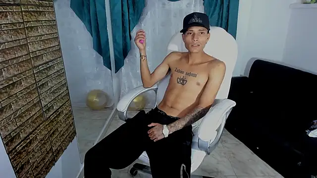 Snapshot of paul_booy chatting on October 30, 3:05 am paul booy online show from October 30, 3:05 am