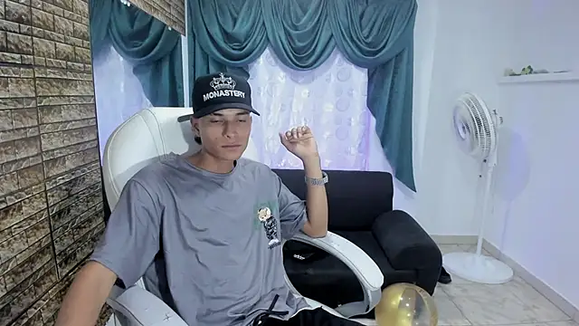 Snapshot of paul_booy chatting on November 26, 3:28 am paul booy online show from November 26, 3:28 am