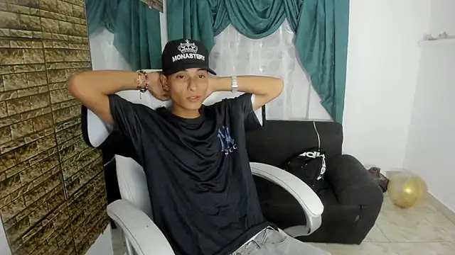 Snapshot of paul_booy chatting on November 13, 2:26 am paul booy online show from November 13, 2:26 am