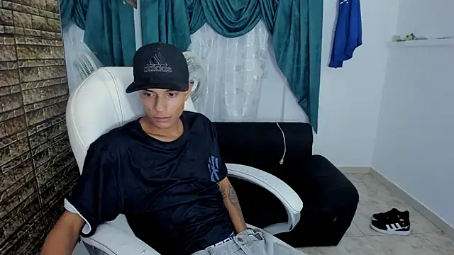 Snapshot of paul_booy chatting on November 6, 3:54 am paul booy online show from November 6, 3:54 am