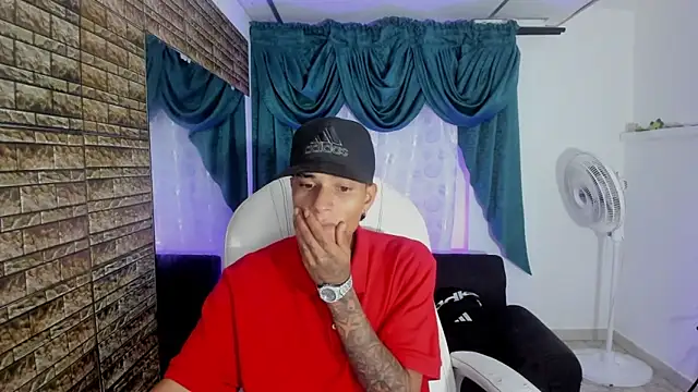 Snapshot of paul_booy chatting on December 2, 2:56 am paul booy online show from December 2, 2:56 am