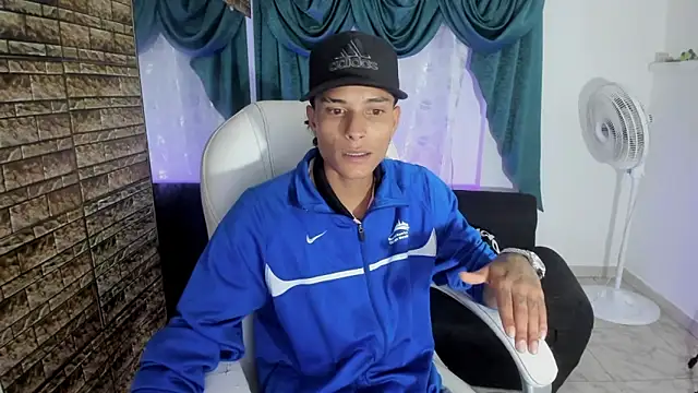 Snapshot of paul_booy chatting on December 4, 3:05 am paul booy online show from December 4, 3:05 am