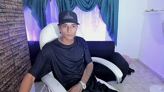 Snapshot of paul_booy chatting on November 21, 4:22 am paul booy online show from November 21, 4:22 am