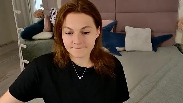 Snapshot of KirraMoss chatting on July 3, 9:38 am KirraMoss online show from July 3, 9:38 am