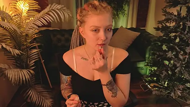 Kiki shay online show from December 4, 1:54 pm