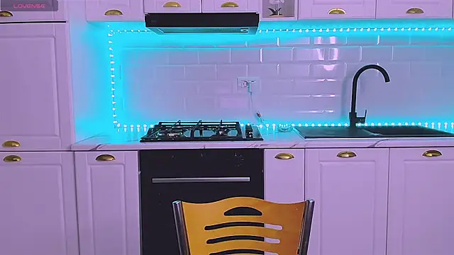 RheaLynn online show from March 31, 9:06 pm