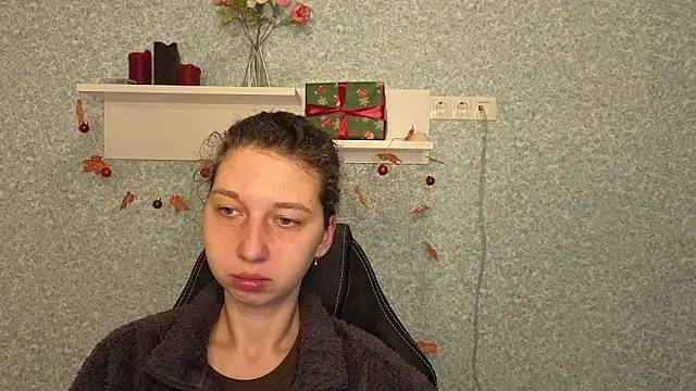 Snapshot of CuteEllii chatting on December 15, 5:24 am CuteEllii online show from December 15, 5:24 am