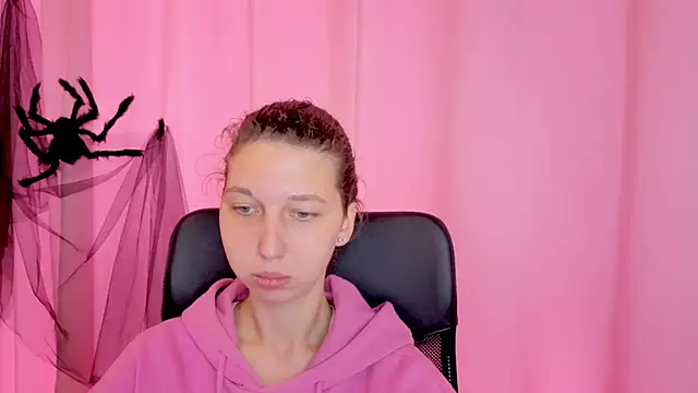 Snapshot of CuteEllii chatting on November 10, 11:26 am CuteEllii online show from November 10, 11:26 am