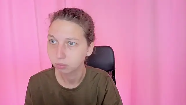 Snapshot of CuteEllii chatting on October 21, 9:30 am CuteEllii online show from October 21, 9:30 am