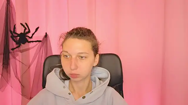 Snapshot of CuteEllii chatting on November 6, 11:14 am CuteEllii online show from November 6, 11:14 am