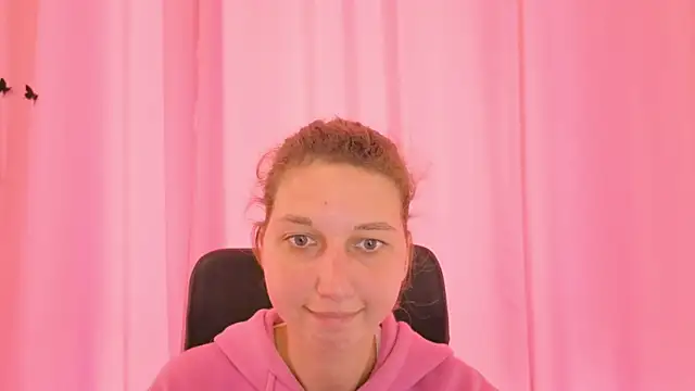 Snapshot of CuteEllii chatting on October 24, 10:03 am CuteEllii online show from October 24, 10:03 am