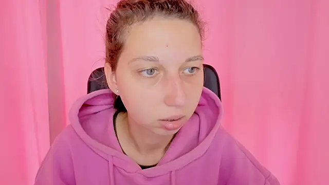 Snapshot of CuteEllii chatting on October 22, 9:31 am CuteEllii online show from October 22, 9:31 am