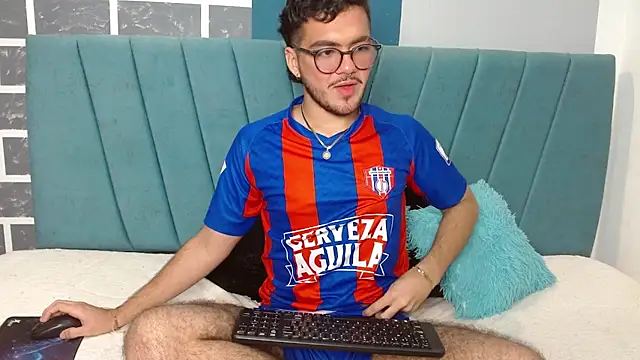 Snapshot of Zac_Golden chatting on December 5, 12:32 am Zac Golden online show from December 5, 12:32 am