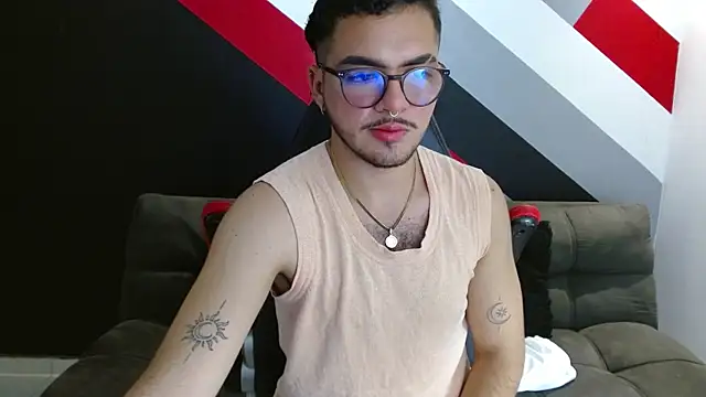 Snapshot of Zac_Golden chatting on November 28, 12:22 am Zac Golden online show from November 28, 12:22 am