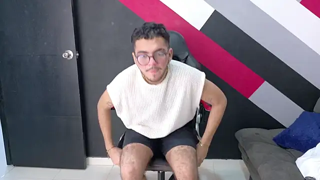 Snapshot of Zac_Golden chatting on December 15, 12:27 am Zac Golden online show from December 15, 12:27 am