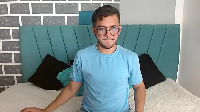 Snapshot of Zac_Golden chatting on November 28, 11:49 pm Zac Golden online show from November 28, 11:49 pm