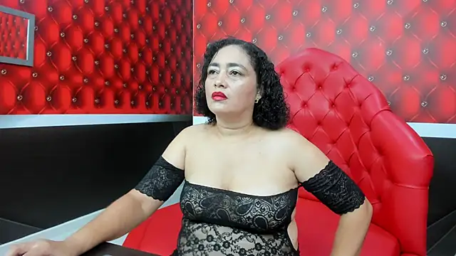 Snapshot of Bianca_Millf chatting on November 17, 4:05 am Bianca Millf online show from November 17, 4:05 am