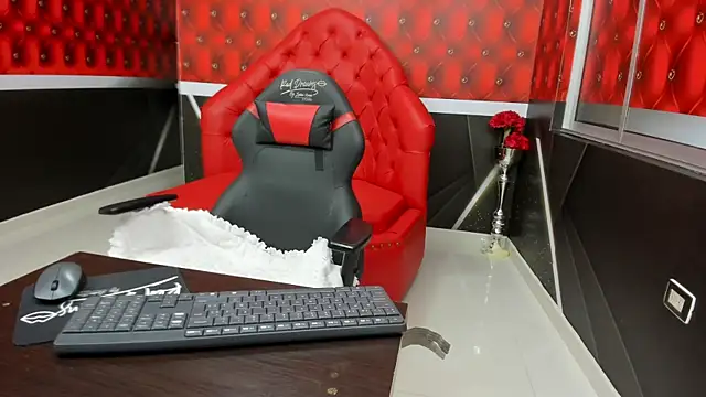 Snapshot of Bianca_Millf chatting on November 7, 3:11 am Bianca Millf online show from November 7, 3:11 am