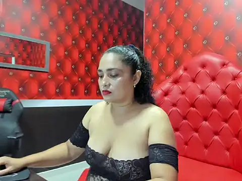 Snapshot of Bianca_Millf chatting on October 24, 3:49 am Bianca Millf online show from October 24, 3:49 am