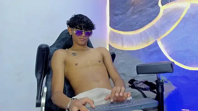 Snapshot of Sex_Boy_33_ chatting on November 11, 5:13 am Sex Boy 33 online show from November 11, 5:13 am