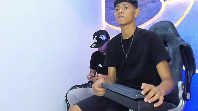 Snapshot of Sex_Boy_33_ chatting on December 18, 4:28 am Sex Boy 33 online show from December 18, 4:28 am