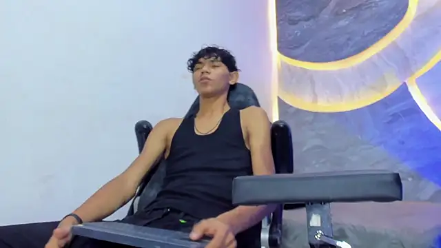 Snapshot of Sex_Boy_33_ chatting on November 10, 4:17 am Sex Boy 33 online show from November 10, 4:17 am