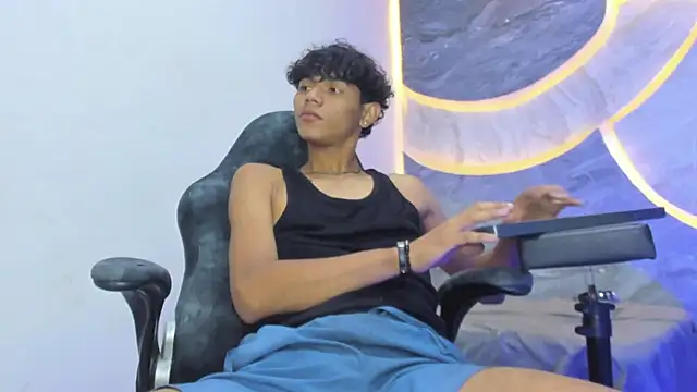 Snapshot of Sex_Boy_33_ chatting on November 15, 6:17 am Sex Boy 33 online show from November 15, 6:17 am