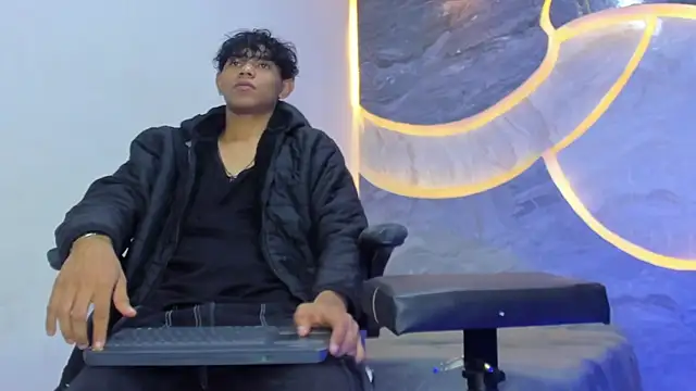 Snapshot of Sex_Boy_33_ chatting on November 14, 3:43 am Sex Boy 33 online show from November 14, 3:43 am